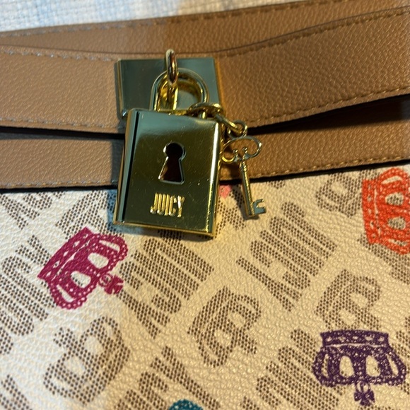 Juicy Couture "Under Lock & Key" White Crossbody Bag - Picture 2 of 7